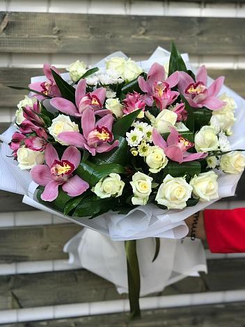 Букет цветов из: Розы и Хризантемы в Красном Чикое