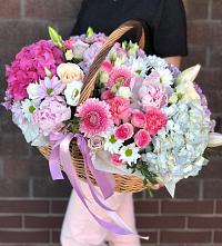 Композиция солнечный день в Красном Чикое Цветочная композиция из Розы, Хризантемы, Пионы и Лизиантусы в корзине в Красном Чикое