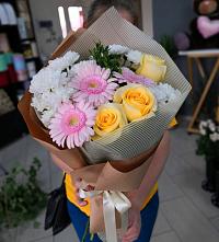 Букет цветов из:  Герберы, Розы и Хризантемы в Красном Чикое