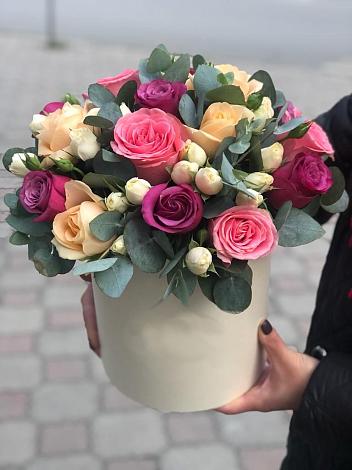 Цветочная композиция из Розы в шляпной коробке в Красном Чикое
