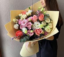 Букет цветов из:  Розы, Лизиантусы и Гвоздики #REPLACE_PRED# Красном Чикое